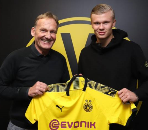 从LPL成立至今，综合票数最高的10位选手获得“LPL十周年十大选手”荣誉称号